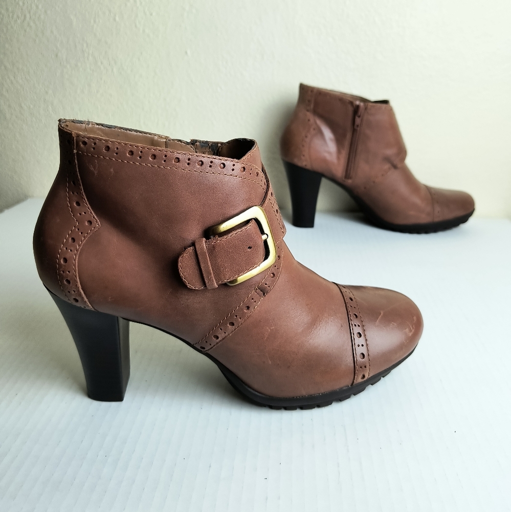 AEROSOLES Heel Rest 10M Brown Booties with Decorative Stitching